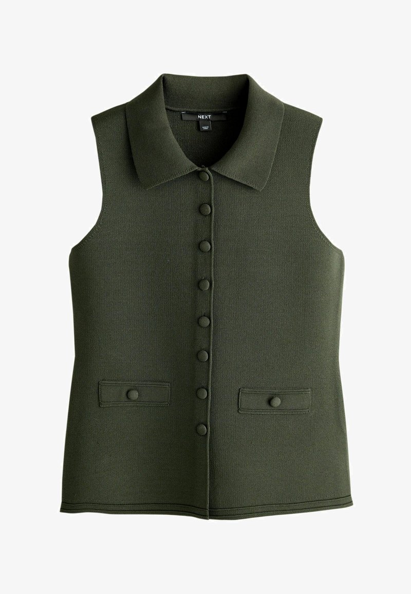 Skovgrøn ærmeløs vest med krave, der har knaplukning foran og to små forlommer med lignende knapdetaljer.