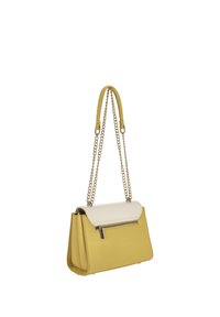 Gul syntetisk håndtaske med flødefarvet topflap, kæde- og læderrem, lynlåslomme og struktureret form. Glat tekstur, moderne design.