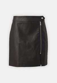 Jupe en cuir noir à texture lisse, avec une fermeture éclair latérale et une légère fente sur un côté. Présente un design épuré et ajusté.