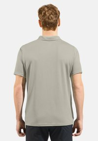 Herren Poloshirt mit kurzen Ärmeln in Hellgrau, mit Kragen, glatter Textur und lockerer Passform, mit genähten Säumen und einem ebenen Schnitt.