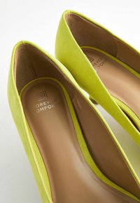 Next FOREVER COMFORT JEWEL TRIM KITTEN - REGULAR FIT - Pumps - lime green