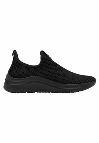 Chaussures de sport noires à enfiler en tissu mesh texturé, dotées d'une semelle intermédiaire amortissante et d'une semelle extérieure en caoutchouc lisse et flexible.