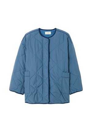 Veste matelassée bleue avec col rond, manches longues, poches à l'avant et bordure sombre le long des bords et des coutures.