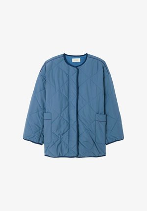 Modra prešita jakna z okroglim izrezom, dolgimi rokavi, sprednjimi žepi in temnim robom ob robovih ter šivih.