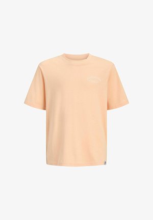 Krótki T-shirt w kolorze brzoskwiniowym z małym białym napisem "Jack & Jones Denim Crew Collective" na górnej lewej części klatki piersiowej oraz małą metką na dole.