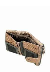 Cartera de cuero en negro y dorado metálico, con ranuras para tarjetas, un bolsillo con cremallera y un cierre a presión para un almacenamiento seguro.