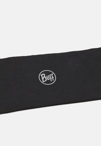 Must värvi Buff peakatte koosneb pehmest ja elastsetest materjalidest. Sellel on ümmargune valge logo, sile tekstuur ning silindriline kuju, mis võimaldab mitmekesist kandmist.