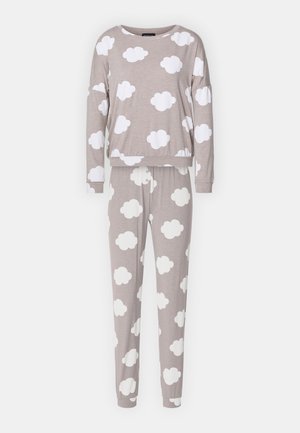 Grijze pyjama set van zachte stof, met witte wolkenpatronen op zowel de lange mouwen top als de taps toelopende broek.