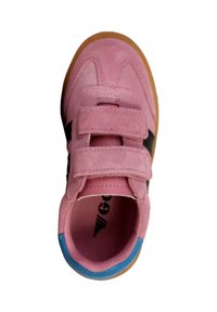 Chaussure en daim rose avec deux bandes Velcro ; accents noirs et bordure bleu clair au talon ; semelle en caoutchouc avec motif de traction marron.