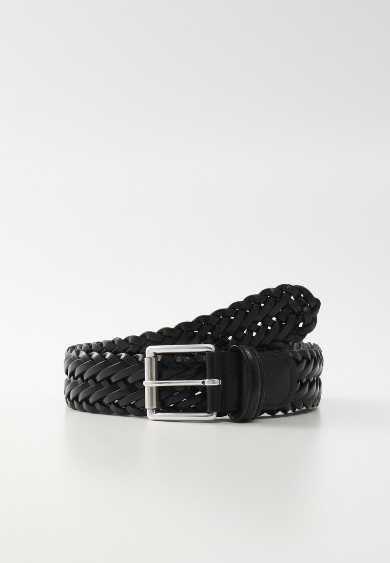 Cinturón de cuero trenzado negro con una hebilla rectangular de plata y acentos de cuero liso. Presenta una textura trenzada y longitud ajustable.