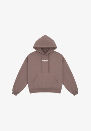 Bluza z kapturem w stonowanym brązie, z kieszenią typu kangurka, kapturem na sznurki oraz małym białym logo na piersi. Miękka tekstura materiału.