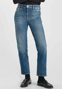 Lichtblauwe denim spijkerbroek met een recht model, hoge taille, subtiele vervaging, vijf zakken en een klassieke knoopsluiting.