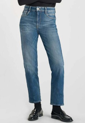 Jeans en denim bleu clair avec une coupe droite, taille haute, décoloration subtile, cinq poches et une fermeture à bouton classique.