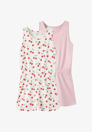 To ermeløse bomullsdresser for barn, den ene hvit med rødt kirsebærmønster og den andre ensfarget pastellrosa, begge med elastisk midje.