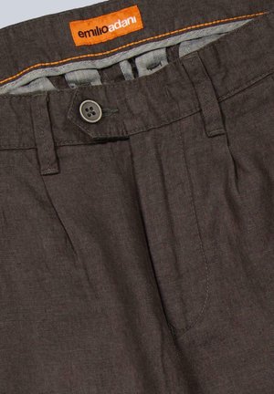 Dunkelbrauner Hosenbund mit Knopfverschluss, Gürtelschlaufen, Falten und einem orangefarbenen Emilio Adani Etikett auf der Innenseite des Bundes.