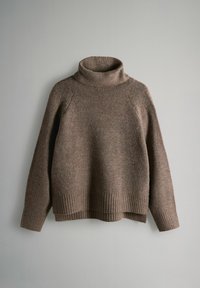 Hnedý vlnený rolákový sveter s rebrovaným lemom a manžetami, s voľným strihom a mäkkou textúrou pre pohodlie.