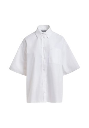 Camicia bianca a maniche corte con colletto classico e taschino sul petto, mostrata su sfondo semplice.