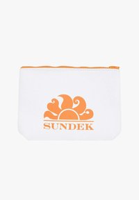 Busta bianca con una cerniera arancione, caratterizzata da un motivo stilizzato di sole e dal logo "SUNDEK" in arancione. Texture liscia, forma rettangolare.