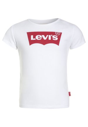 Hvid T-shirt med korte ærmer med rød rektangulær Levi's-logo centreret på brystet og en lille rød Levi's-mærkat på venstre sidesøm.