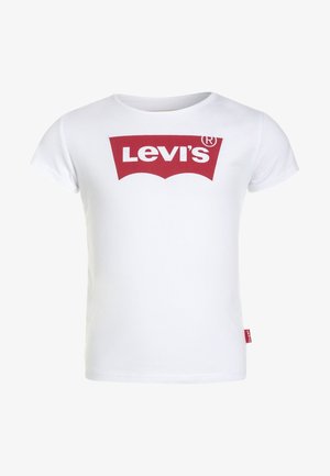 Weißes T-Shirt mit kurzen Ärmeln und rotem rechteckigem Levi's-Logo mittig auf der Brust sowie einem kleinen roten Levi's-Label an der linken Seitennaht.