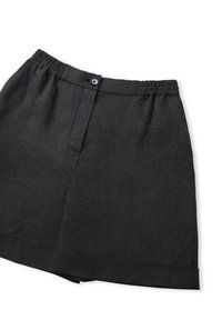 Shorts en lin noir avec une taille élastique et une fermeture à bouton, de coupe droite. Tissu texturé avec un design épuré et simple.
