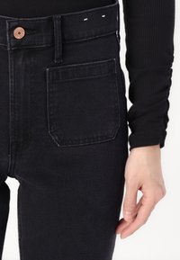 GAP FLARE TAYLORSON - Τζιν καμπάνα - basic black