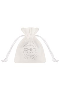 Witte stoffen trekkoordzak met de tekst "CHIC BY LIRETTE" in zilver, omringd door stralende lijnen. Soepele textuur.