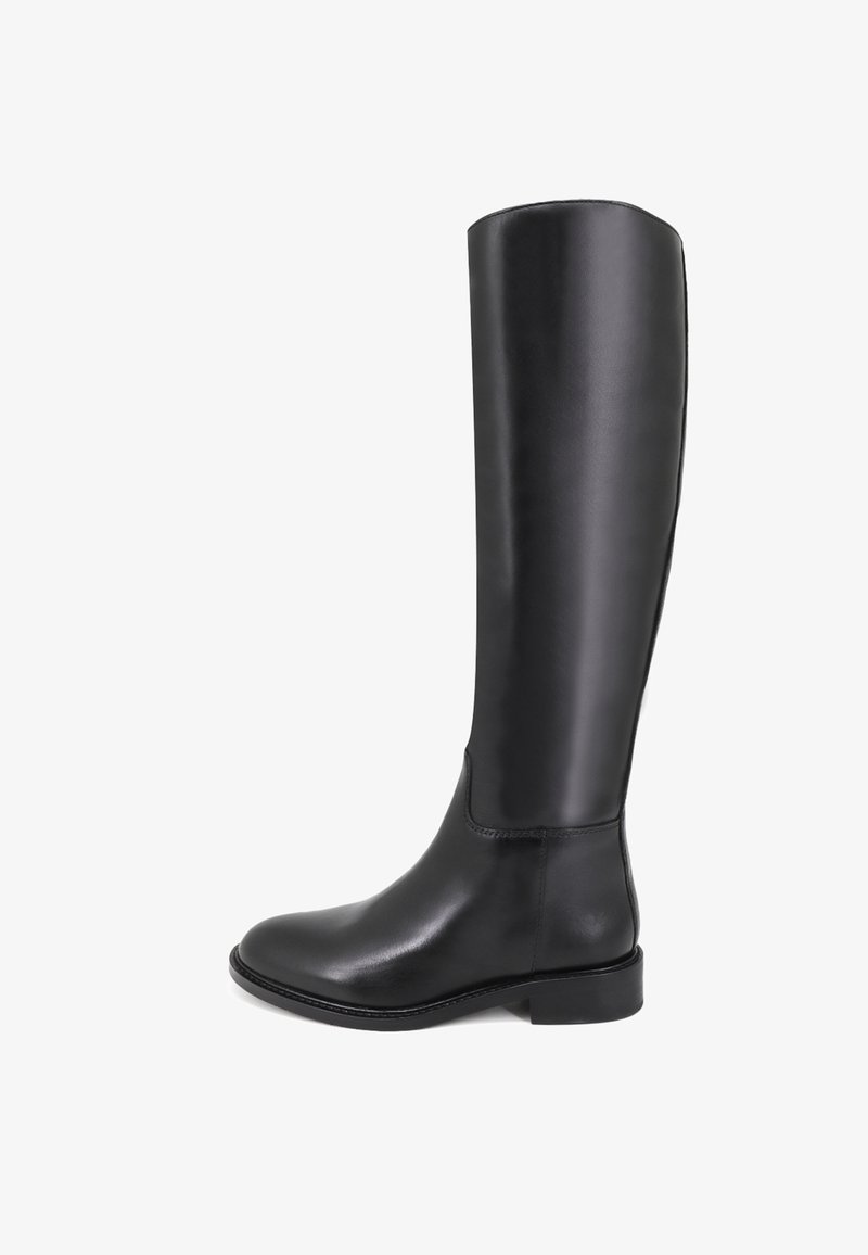 Stivali in pelle nera al ginocchio con una superficie liscia e elegante, punta rotonda e tacco basso a blocco; cuciture minime e nessun abbellimento evidente.