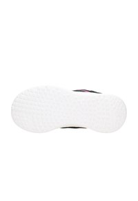 Sole bianco testurizzato di una sneaker nera e rosa, che mostra il motivo di aderenza con piccole tacche quadrate.