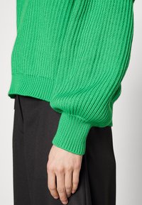 Repeat Sweter