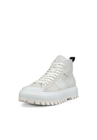 Le sneaker alte presentano una parte superiore in pelle e suede bianco, punta tondeggiante, suola spessa bianca con battistrada testurizzato e un tassello nero sul tallone.
