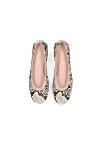 Bailarinas con un patrón de serpiente en negro y crema, punta redondeada y interior nude. Textura suave, diseño simple, sin hardware visible.