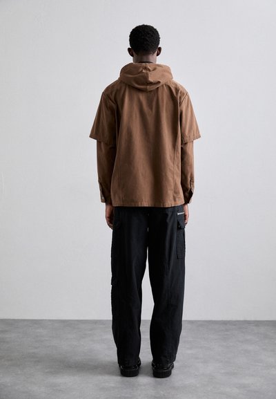 Han Kjøbenhavn HOODED LAYERED - Camisa - brown