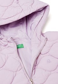 Hellpurpurnes gesteppte Jacke mit Reißverschluss und Kapuze, mit einem Etikett innen, das die Marke "Colors" trägt. Glatte Innenausstattung und abgerundete Nähte.
