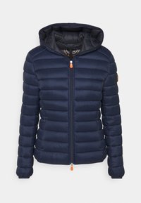 Marineblå dunjakke med hætte, vandret quiltet design, elastiske manchetter, tovejs lynlås med en orange trækflap og kontrasterende inderside.