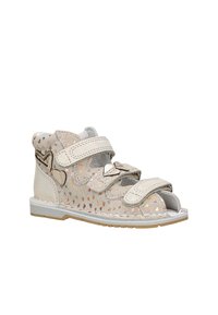 Sandali grigi chiari con punte aperte, caratterizzati da motivi a forma di cuore rosa, due cinturini velcro regolabili e una suola in gomma resistente.