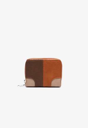 Cartera rectangular compacta con cremallera, que cuenta con tres paneles de cuero en colores marrón, beige y tostado.