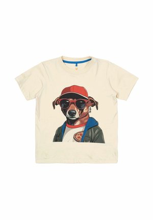 T-shirt couleur crème avec un motif représentant un chien portant une casquette rouge, des lunettes de soleil, une veste, et tenant une tranche de pizza sur sa poitrine.