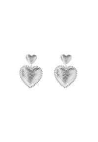 Orecchini in tonalità argento con una forma a cuore testurizzata, accompagnata da un cuore più piccolo sopra, circondata da un dettaglio di bordo perline.