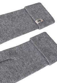 Ein Paar gefaltete, graue, gestrickte Wollhandschuhe mit einem kleinen beigen Etikett am Bund, auf einem weißen Hintergrund präsentiert.