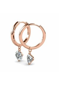 Ohrringe aus Roségold in Form von Creolen mit glatter Oberfläche, an denen jeweils zwei klare, tropfenförmige Edelsteine hängen.