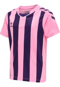 Różowo-granatowa, paskowana, krótkosleeve'owa koszulka sportowa z dekoltem w kształcie litery V, wykonana z oddychającego materiału, z logo na piersi.