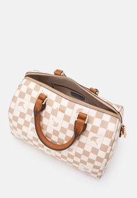 Kermanvalkoinen ja beige ruutukuosinen käsilaukku, jossa ruskeat nahkakoristeet, vetoketjusuljin ja kaksinkertaiset kahvat. Edessä logodetalji.