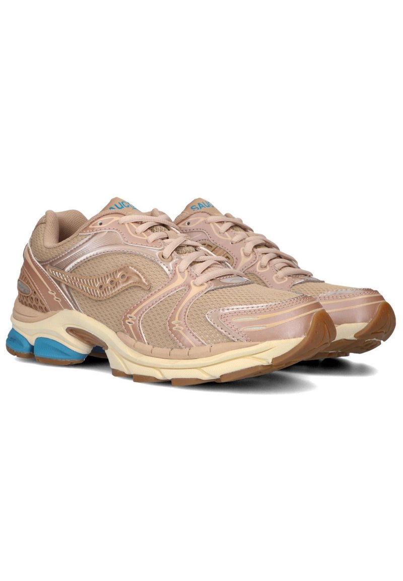 Beige Sportliche Schuhe aus Netz- und Synthetikmaterialien, strukturierte Oberseite, flache Schnürsenkel und eine gepolsterte Sohle mit blauen Akzenten.
