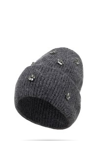 Beanie grigio lavorato a maglia in tessuto morbido, con decorazioni embellite e accenti riflettenti, e una texture a coste.