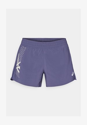 Lila Sportshorts aus leichtem Material, mit einem weißen Muster und Logo an der Seite. Elastischer Bund mit glatter Textur.