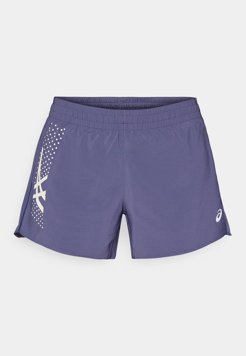 Shorts de sport violets en tissu léger, avec un motif et un logo blancs sur le côté. Taille élastique avec une texture lisse.