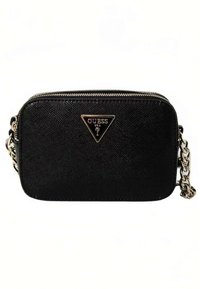 Fekete szintetikus oldaltáska cipzáras záródással, aranyszínű háromszög logóval és láncos pánttal. Texturált felület tompított fényű.