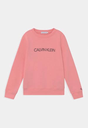Pink langærmet crewneck-sweatshirt med teksten "CALVIN KLEIN" centreret foran og lille "ck"-logo på venstre manchet.