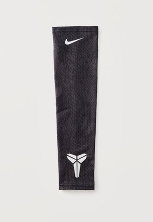 Черна спортна ръкава с фин текстуриран модел, бял лого на Nike близо до горната част и бяло лого на Kobe Bryant близо до китката.